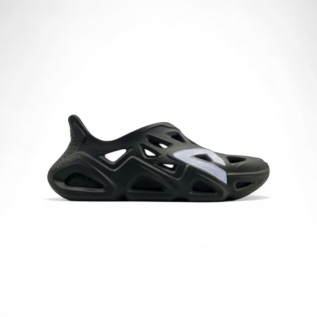 Peak Taichi Slides all black