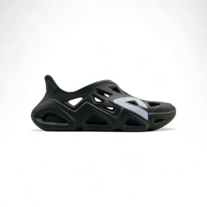 Peak Taichi Slides all black